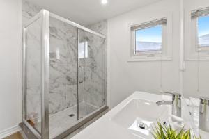 Gallery image of Modern 4BR Retreat with Premium Comforts and Parking in Richmond Hill