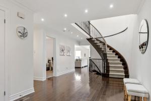 Gallery image of Modern 4BR Retreat with Premium Comforts and Parking in Richmond Hill