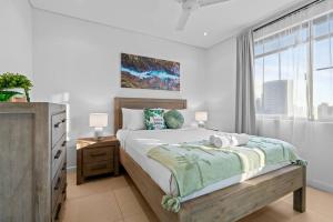 Ένα ή περισσότερα κρεβάτια σε δωμάτιο στο ZenLux 4BR Waterfront Penthouse Pad 270 Panoroma +46 φωτογραφίες