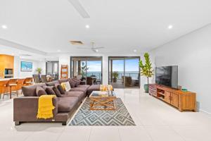 Μια τηλεόραση ή/και κέντρο ψυχαγωγίας στο ZenLux 4BR Waterfront Penthouse Pad 270 Panoroma