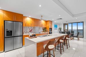 Η κουζίνα ή μικρή κουζίνα στο ZenLux 4BR Waterfront Penthouse Pad 270 Panoroma