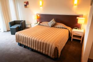 Postel nebo postele na pokoji v ubytování Lynbrook Hotel