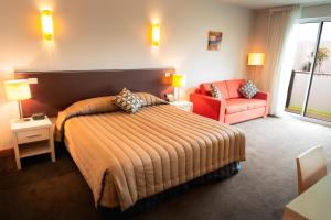 Postel nebo postele na pokoji v ubytování Lynbrook Hotel