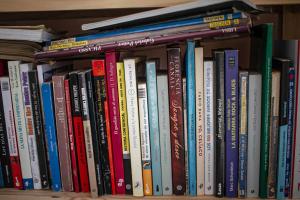 a book shelf filled with lots of books at Willkay Glamping in Tafí Viejo