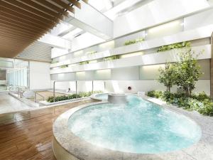 an indoor hot tub in the middle of a building at Villa Fontaine Grand Tokyo Ariake in Tokyo