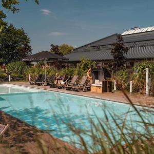 Bazén v ubytovaní Salio Equisport Resort alebo v jeho blízkosti