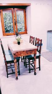 een eettafel met stoelen en een raam bij La casina Redes -Tlf 67964 nueve cero tres uno in Villamorey
