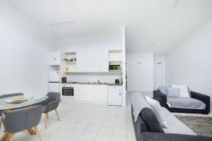 un salon avec un canapé et une table dans l'établissement Baden 96 - Rainbow Shores. Pool. Tennis court. Walk to beach, à Rainbow Beach