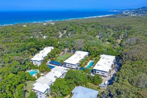 - une vue aérienne sur une maison avec l'océan dans l'établissement Baden 96 - Rainbow Shores. Pool. Tennis court. Walk to beach, à Rainbow Beach