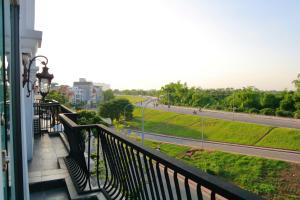 Balkón nebo terasa v ubytování Lavender Hotel 202 - Nam Đuống, Thượng Thanh, Long Biên + 19 fotografií