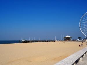 a beach with a ferris wheel and a pier at Appartement Central, Tout Équipé et Confortable pour 4 Personnes à Arcachon - FR-1-474-244 in Arcachon