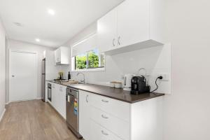 Köök või kööginurk majutusasutuses This is Livin' - Fire Pit - 3 Mins Walk to Beach +11 fotot