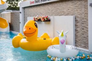 Bazén v ubytování Love Here Poolvilla หัวหิน nebo v jeho okolí