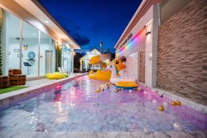 Bazén v ubytování Love Here Poolvilla หัวหิน nebo v jeho okolí