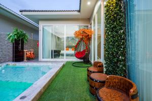 Bazén v ubytování Love Here Poolvilla หัวหิน nebo v jeho okolí