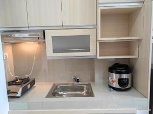 Η κουζίνα ή μικρή κουζίνα στο Simply and Clean 2BR Apartment at Vida View Makassar By Travelio