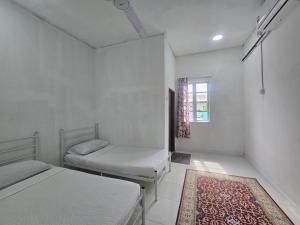 Кровать или кровати в номере Cantik-La Homestay Kolam Kuala Terengganu 6 Bilik +13 фотографий