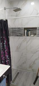 Casa la florida في مار ديل بلاتا: حمام بجدران من الرخام الأبيض ومقصورة دش +12 صورة