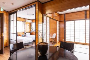 富士河口湖町にあるKawaguchiko Country Cottage Banのダイニングテーブルと寝室のある部屋 +37枚の写真