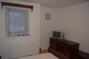 um quarto com uma televisão, uma secretária e uma janela em Farm Stay Frank Ozmec Wine and Glamping estate em Ljutomer