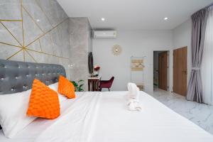 Postel nebo postele na pokoji v ubytování Love Here Poolvilla หัวหิน