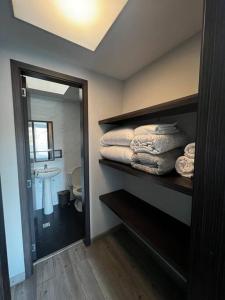 a bathroom with a sink and a mirror and towels at Lindo apartamento en el centro in Pasto