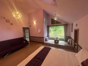 Una cama o camas en una habitación de 福緣山莊 桃園市民宿004號