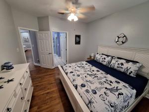 une chambre avec un lit et un ventilateur de plafond dans l'établissement Homerun Hideaway! Beach,OWA,Sports,Shopping, à Foley