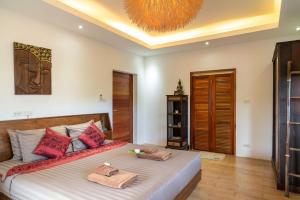 Postel nebo postele na pokoji v ubytování Tropical Season Villa Resort + 38 fotografií