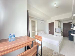 Η κουζίνα ή μικρή κουζίνα στο Spacious Studio Room at Mekarwangi Square Cibaduyut Apartment By Travelio
