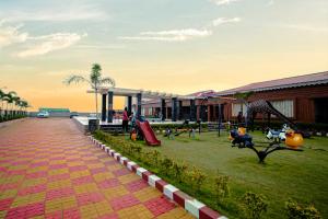 un parc avec une aire de jeux avec un toboggan dans l'établissement Prasant Beach Resort Mandarmani, à Mandarmoni