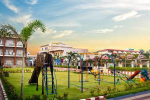 un parc avec une aire de jeux avec un toboggan dans l'établissement Prasant Beach Resort Mandarmani, à Mandarmoni
