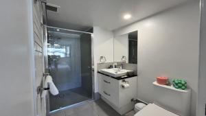 Dapur atau dapur kecil di Amazing Views! Unit 3 Edgecliffe