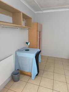 une table avec un chiffon bleu dans une pièce dans l'établissement Rozza Self-catering Accommodation, à UTW