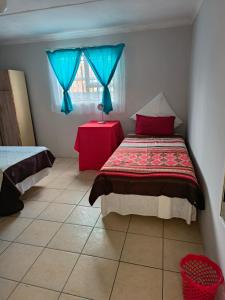 une chambre avec un lit, une table et une fenêtre dans l'établissement Rozza Self-catering Accommodation, à UTW