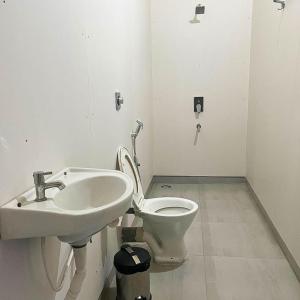 un bagno con lavandino e WC di The Nest Palolem a Canacona