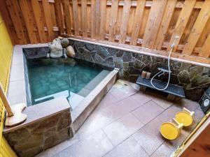 Bazén v ubytování J-Hoppers Kumano Yunomine Guesthouse nebo v jeho okolí