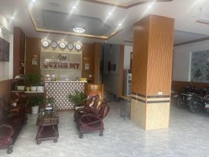 ein Restaurant mit Stühlen und Uhren an der Wand in der Unterkunft Quynh My Motel in Cần Thơ + 43 Fotos