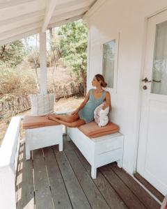 ギリ・トラワンガンにあるSunrise Temple villaの家の玄関に腰掛けた女 +48枚の写真