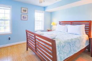 une chambre avec un grand lit aux murs bleus dans l'établissement Turn of River Condo, à Folly Beach 38 autres photos