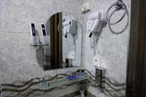 サマルカンドにあるGosty Hotel Comfortのバスルーム(ヘアドライヤー、鏡付)