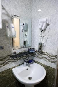 サマルカンドにあるGosty Hotel Comfortの洗面台と鏡のあるバスルーム