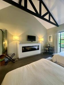 安赫莱斯镇Boutique Hotel La Casona的卧室设有壁炉,墙上配有电视。