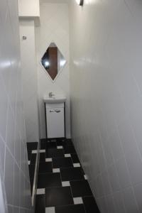 W łazience znajduje się wyłożona czarno-białymi kafelkami podłoga. w obiekcie Lemberg Elite Apartments w Lwowie