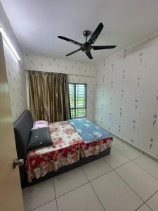 ein Schlafzimmer mit einem Bett und einem Deckenventilator in der Unterkunft Cozy Homes Oug Bukit Jalil Kuchai Old Klang Road in Kuala Lumpur