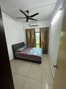 ein Schlafzimmer mit einem Bett und einem Deckenventilator in der Unterkunft Cozy Homes Oug Bukit Jalil Kuchai Old Klang Road in Kuala Lumpur + 6 Fotos