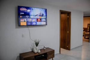 Μια τηλεόραση ή/και κέντρο ψυχαγωγίας στο Modern Comfort in the Heart of Puerto Vallarta!
