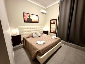 um quarto com uma cama com duas toalhas em Carlo Goldoni Hotel em Milão