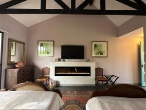 Boutique Hotel La Casona的电视和/或娱乐中心