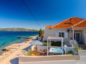 a house on the beach with a swimming pool at Family friendly seaside apartments Iz, Iz - 22025 in Veli Iž